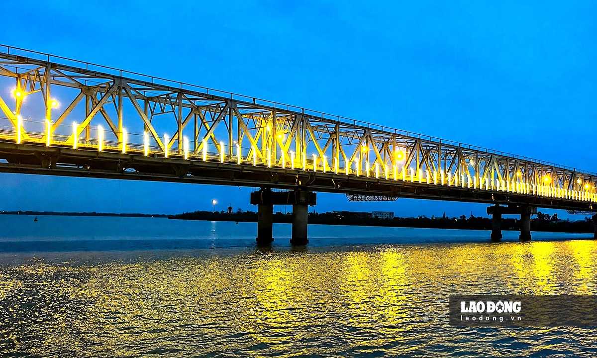 Cầu Bến Thủy 1 nổi bật trên sông Lam khi hệ thống đèn trang trí được thắp sáng vào ban đêm. Ảnh: Trần Tuấn