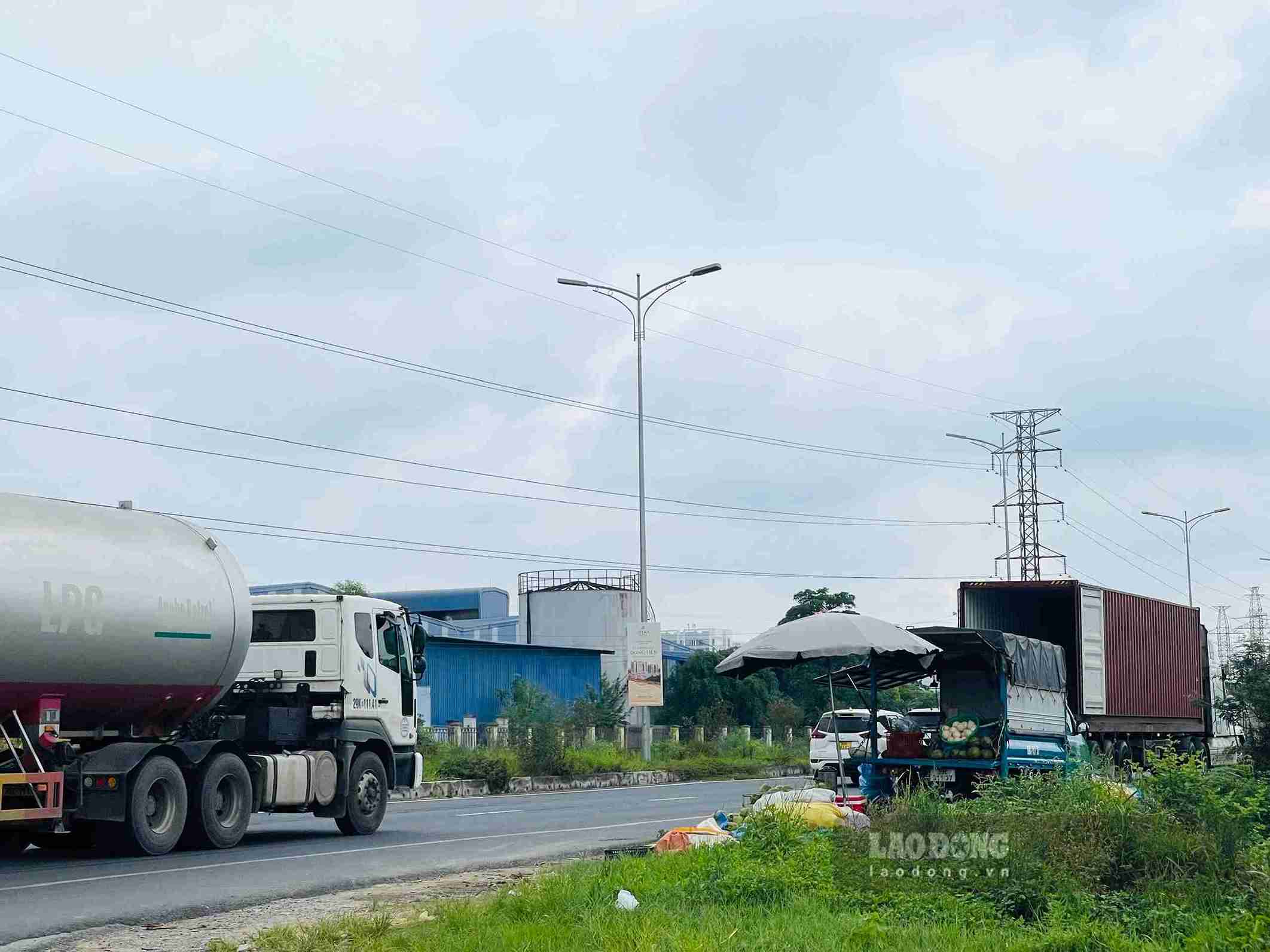 Người dân bán hàng ngay ven Quốc lộ 39 trước cổng Khu công nghiệp Thăng Long II. Ảnh: Mai Hương