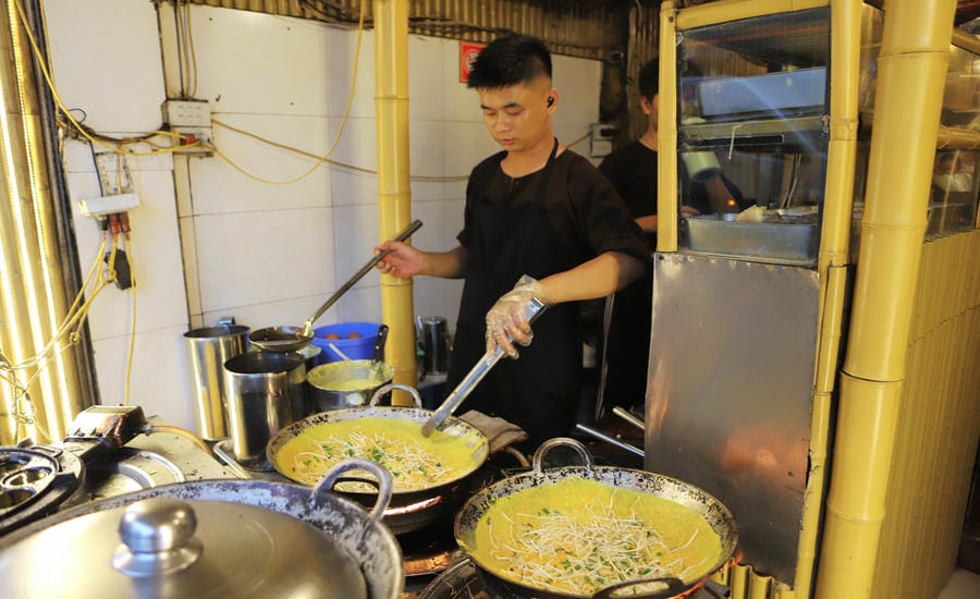 Lớp vỏ mỏng, giòn cùng phần nhân đậm đà là điểm nhấn giúp bánh xèo chinh phục nhiều thực khách. Ảnh: Minh Vũ