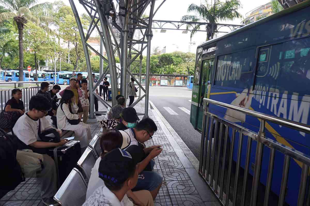 Hành khách được hướng dẫn ngồi chờ xe buýt tại làn phù hợp. Ảnh: Như Quỳnh