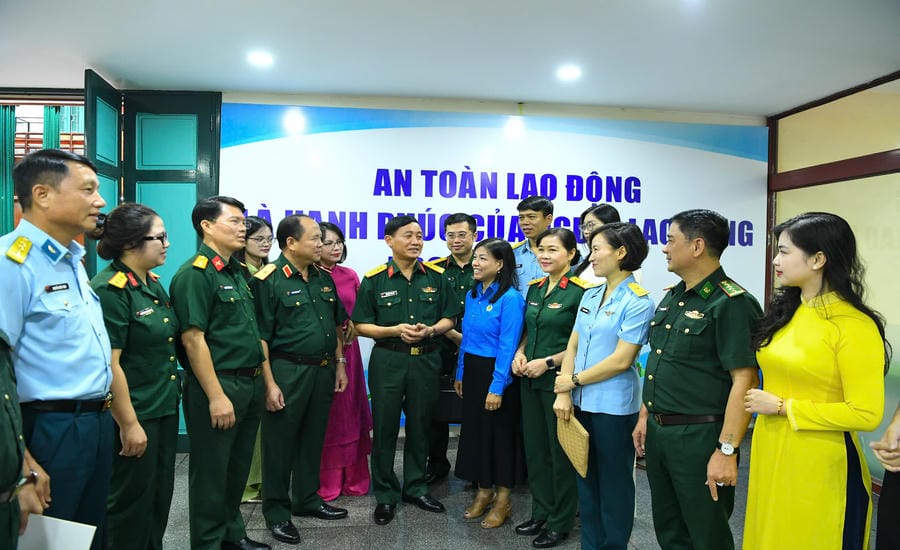 Các đại biểu trao đổi tại Lễ phát động cuộc thi trực tuyến “Tìm hiểu kiến thức an toàn, vệ sinh lao động” trong Công đoàn Quân đội lần thứ III, năm 2026. Ảnh: Phú Sơn