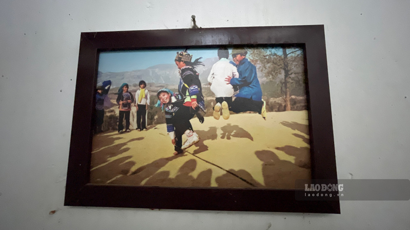 Để lên định Cột cờ Lũng Pô, du khách sẽ phải leo hàng chục bậc thang theo hình xoắn ốc, xung quanh treo những bức tranh về cuộc sống thường ngày của người dân. Ảnh: Đinh Đại