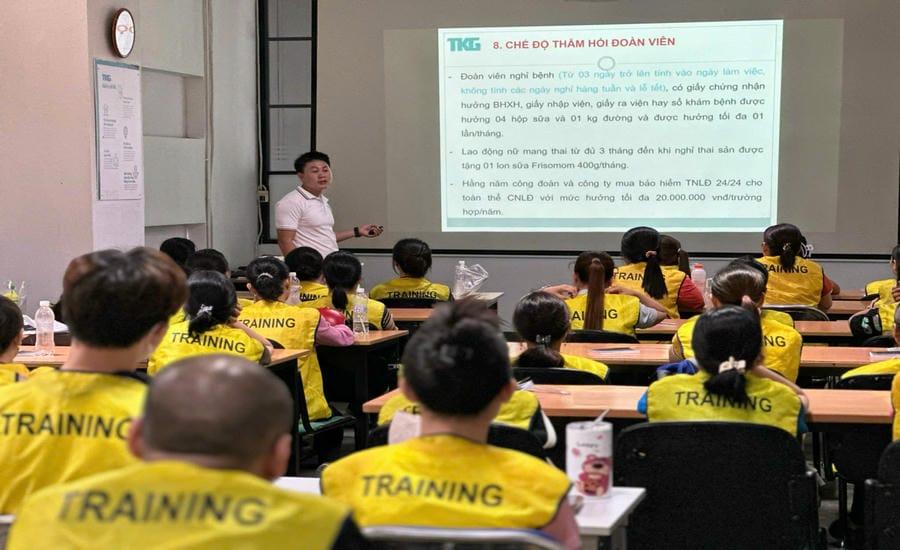 Class for workers at Chang Shin Vietnam Company. Photo: Ha Anh Chien