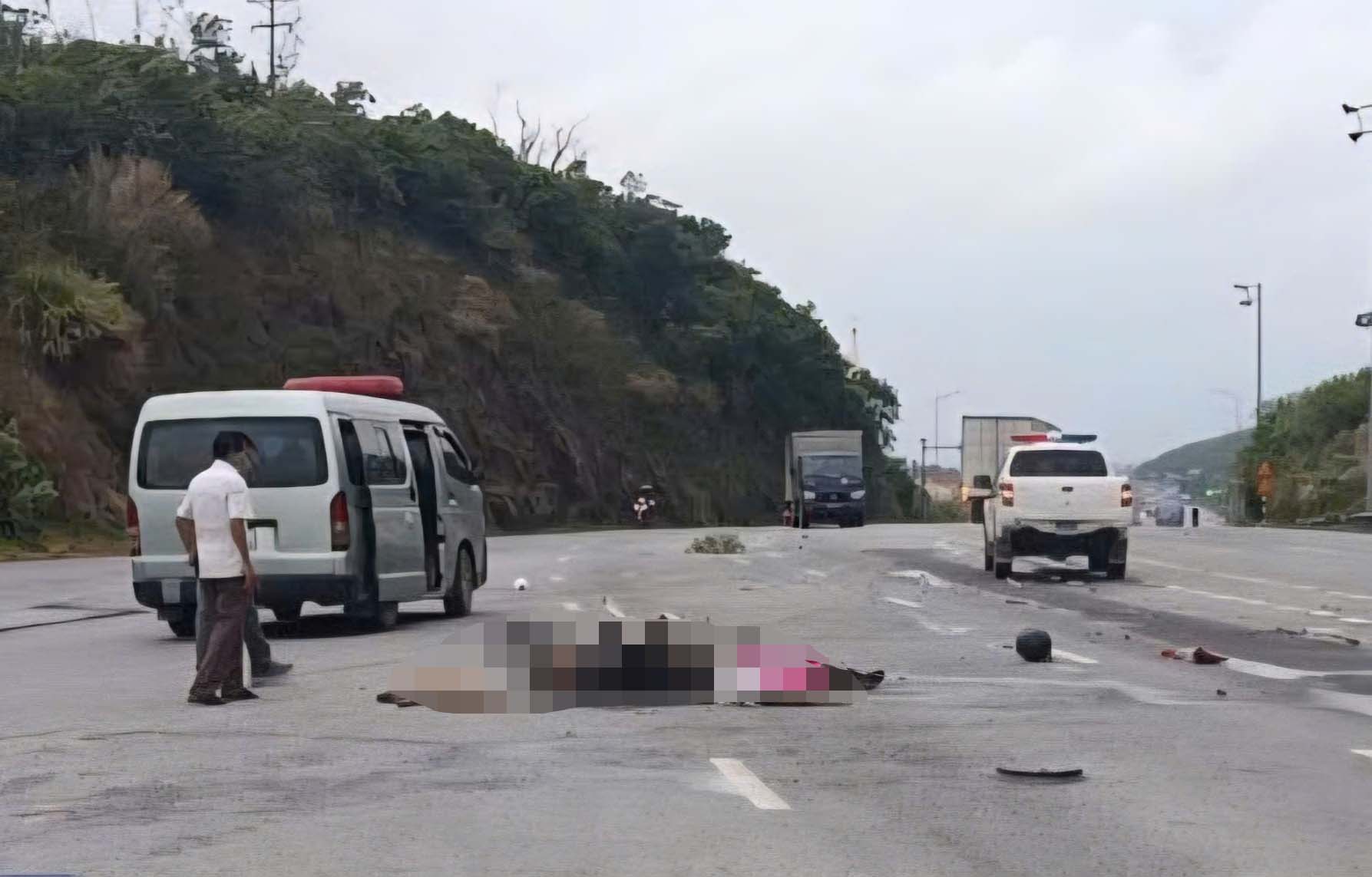 Scene of the collision between a passenger car and a motorbike that killed 2 people. Photo: Hoang Anh
