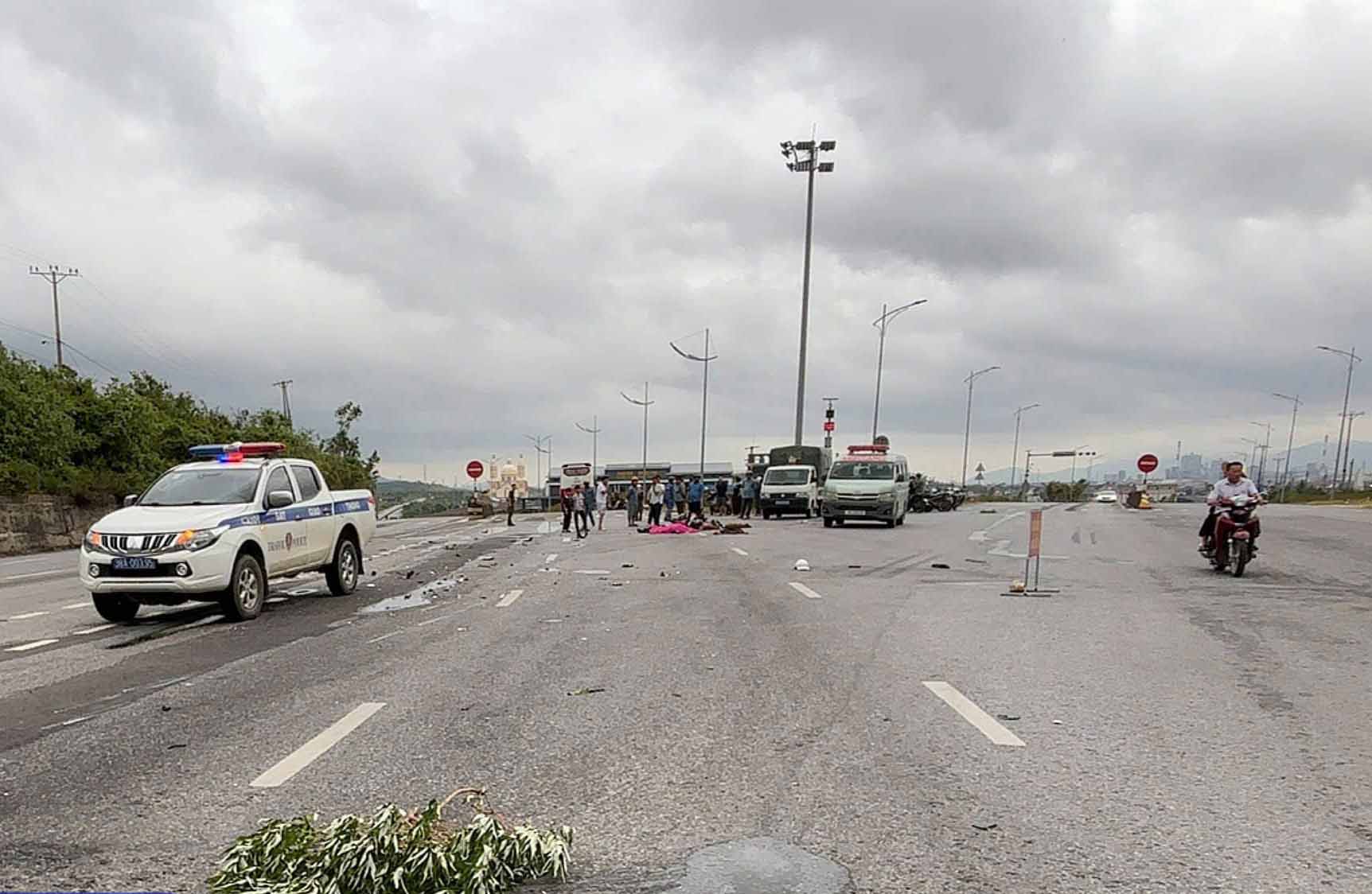 Cơ quan chức năng đang điều tra làm rõ nguyên nhân vụ tai nạn. Ảnh: Hoàng Anh