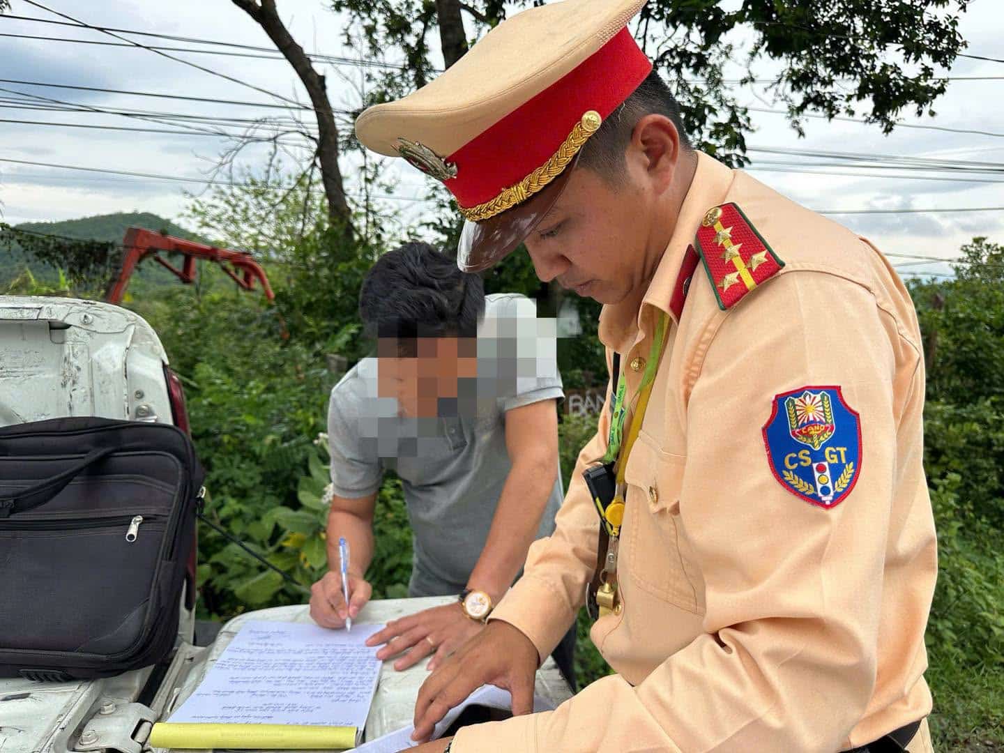 Functional agencies have just discovered a fixed-route passenger car carrying passengers exceeding regulations. Photo: Traffic Police Department