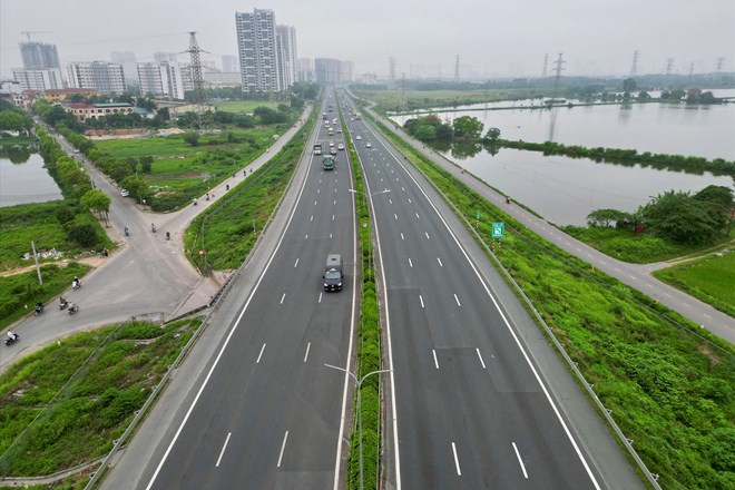 Voters propose content related to the compensation price when land is recovered to implement the Project to invest in building a road connecting to Phap Van - Cau Gie road with Ring Road 3. Photo: Huu Chanh