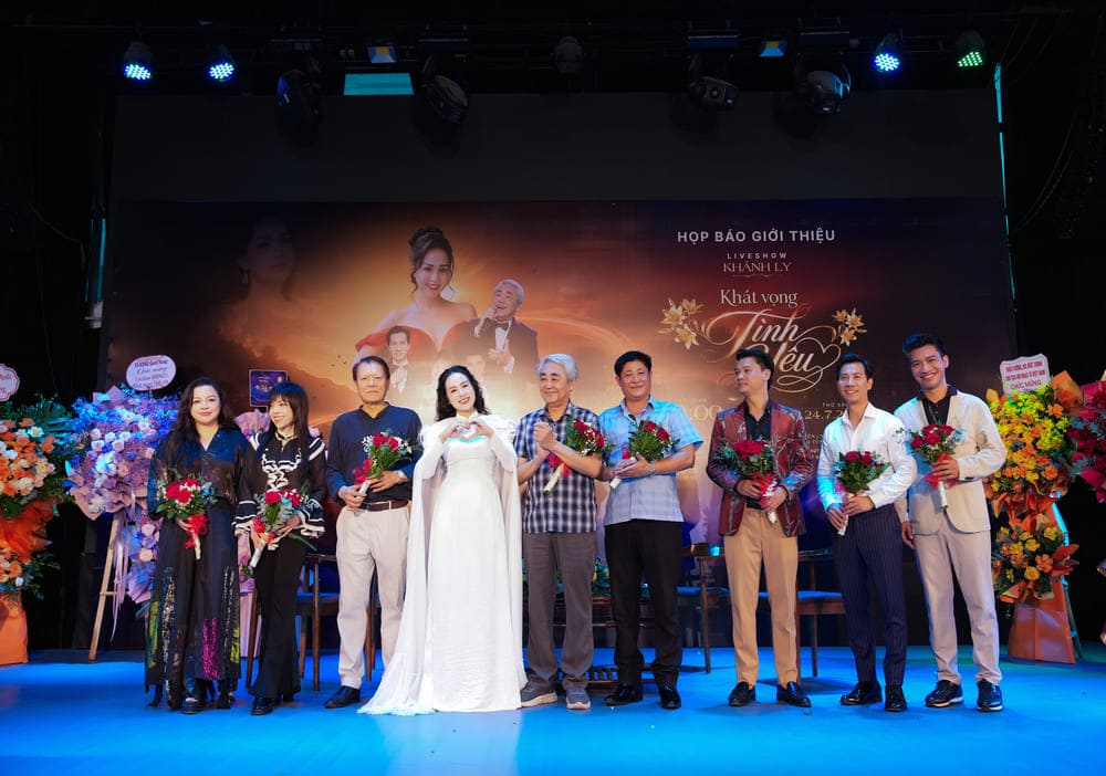 Singer Nguyen Khanh Ly's liveshow also has the participation of famous artists and many close colleagues. Photo: Binh Quach