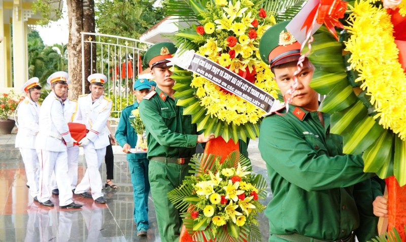 Xã Trà Liên tổ chức lễ Truy điệu và an táng 5 hài cốt liệt sĩ tại Nghĩa trang Liệt sĩ Trà My. Ảnh: Tuấn Tú 