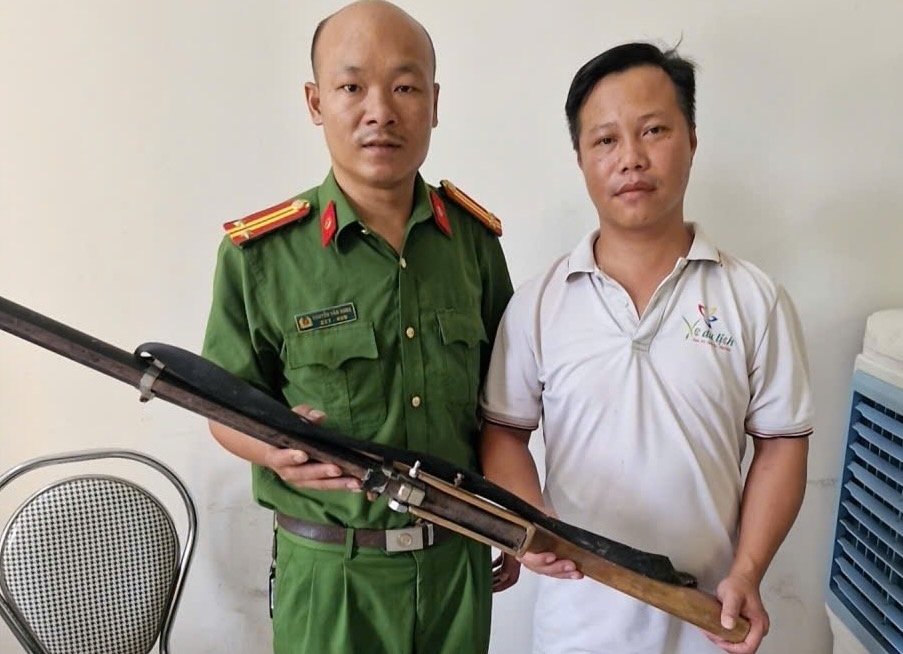 Les habitants remettent des armes à feu artisanales aux forces fonctionnelles. Photo: Police de la commune de Bố Trạch