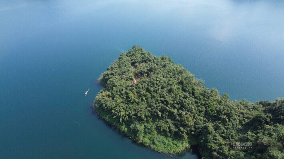 El nivel del agua del lago Hoa Binh está a una elevación de 101,92 m. Foto: Minh Nguyen
