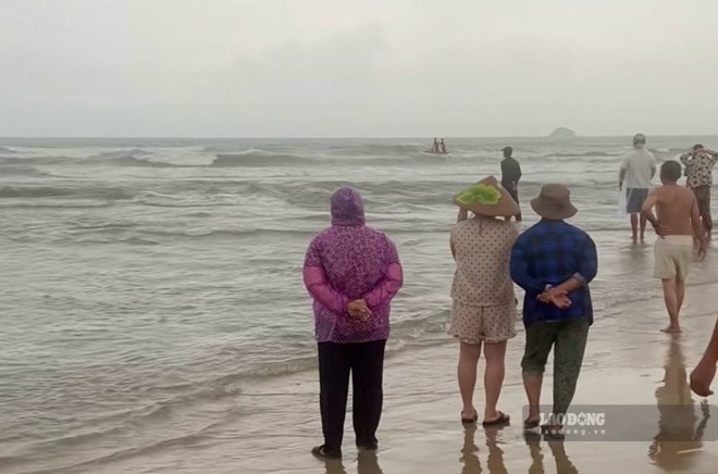 After about 12 hours of searching, the body of the male beach tourist who was swept away by waves and went missing was found. Photo: Pham Duy