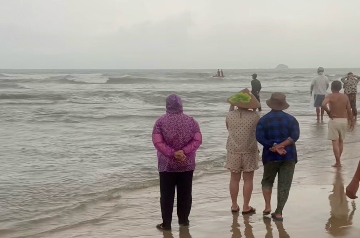 After about 12 hours of searching, the body of the male beach tourist who was swept away by waves and went missing was found. Photo: Pham Duy