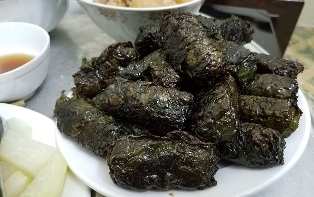 How to make delicious and nutritious betel leaf spring rolls to change the taste of family meals. Photo: Tuan Dat