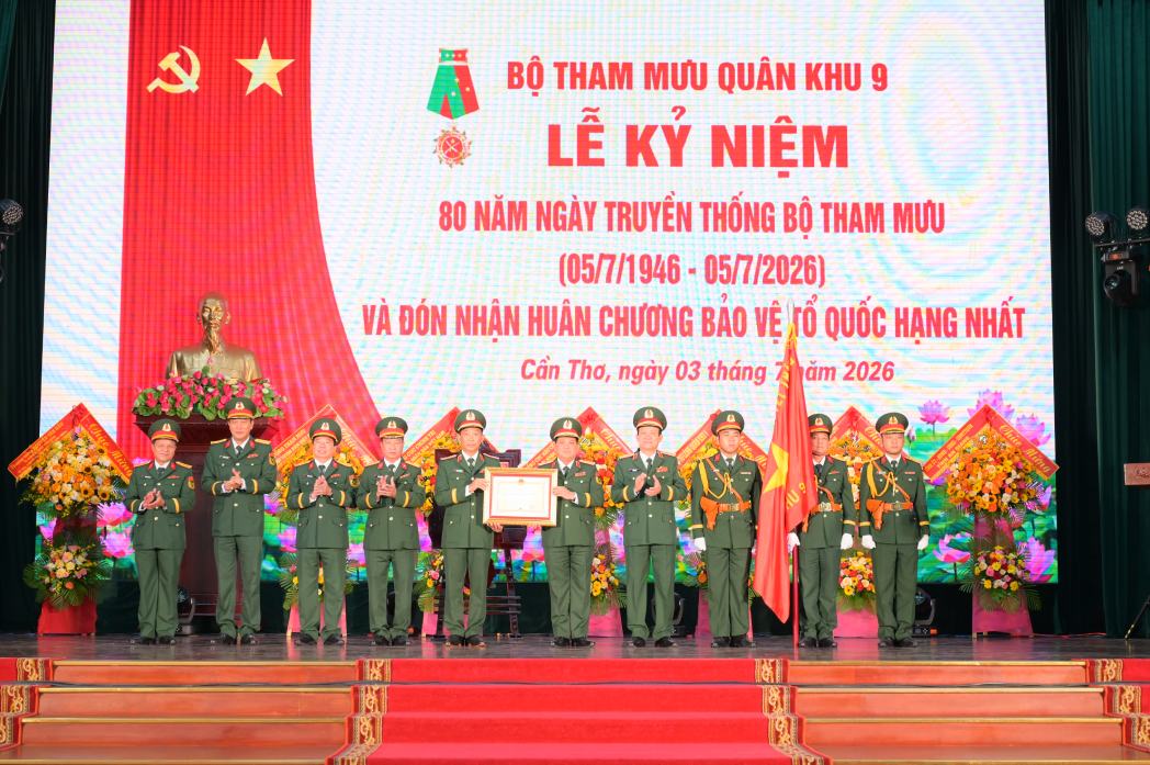 Authorized by the President, Lieutenant General Ho Van Thai - Secretary of the Party Committee, Political Commissar of Military Region 9 awarded the First-class Fatherland Protection Medal to the General Staff of Military Region 9. Photo: Military Region 9