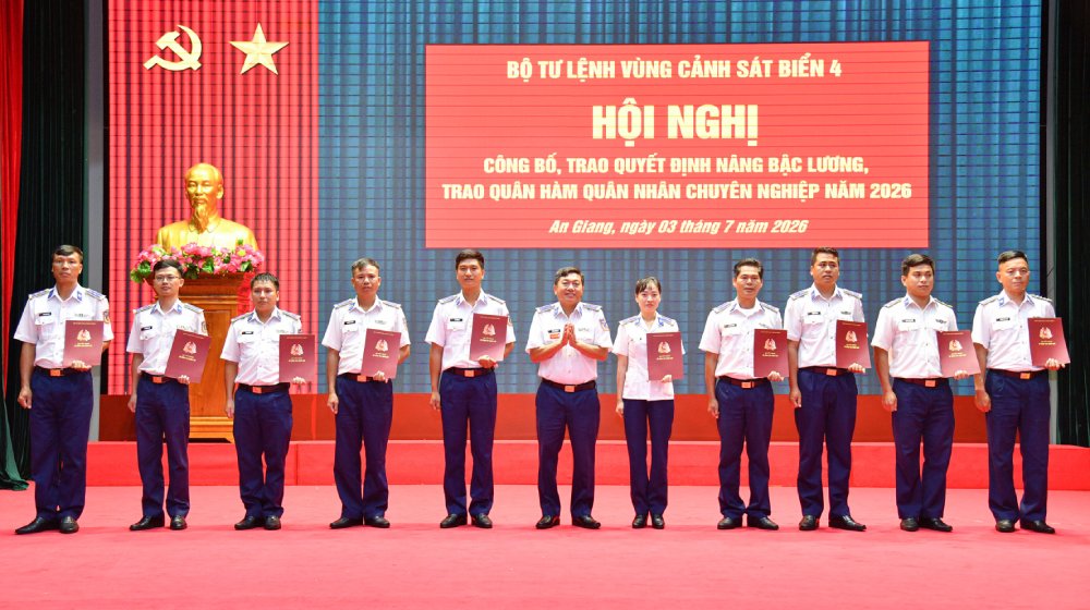 Đại tá Trần Nguyên Lai - Phó Tư lệnh, Tham mưu trưởng Bộ Tư lệnh Vùng Cảnh sát biển 4 trao quyết định thăng quân hàm cho các đồng chí QNCN cấp Thiếu tá, Trung tá. Ảnh: Đức Thái