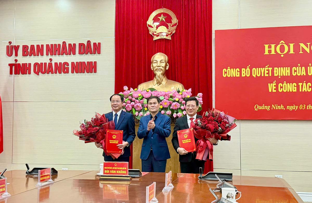 Chairman of Quang Ninh Provincial People's Committee Bui Van Khang presents the Decision to Mr. Nguyen Viet Dung and Mr. Le Ngoc Thanh. Photo: Doan Hung