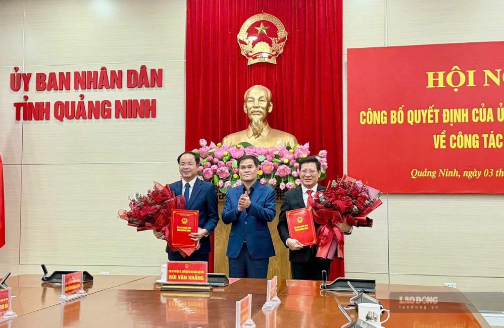 Chairman of Quang Ninh Provincial People's Committee Bui Van Khang presents the Decision to Mr. Nguyen Viet Dung and Mr. Le Ngoc Thanh. Photo: Doan Hung