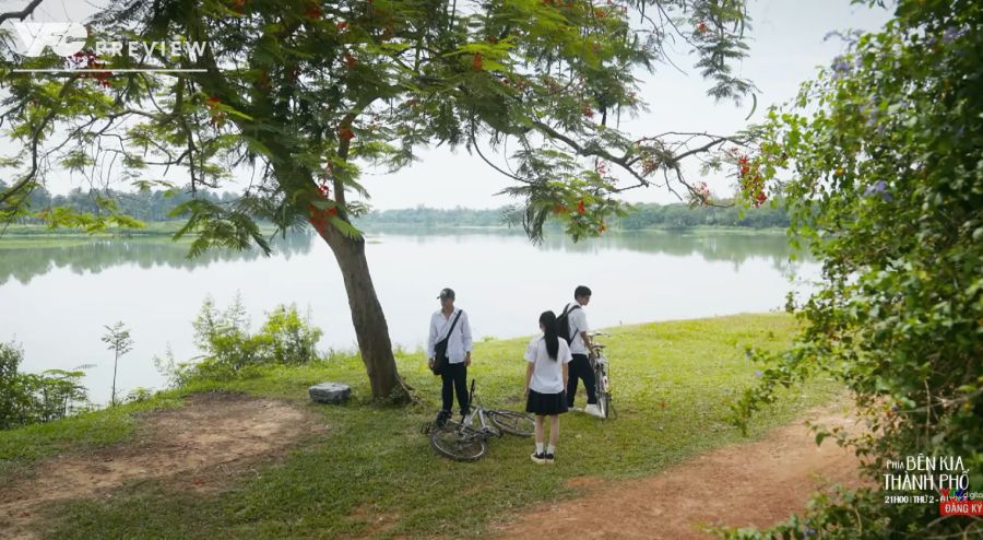 Tuyết Lan nhờ Tiến để hẹn gặp Khuê và Cương trong tập cuối phim “Phía bên kia thành phố“. Ảnh: VFC