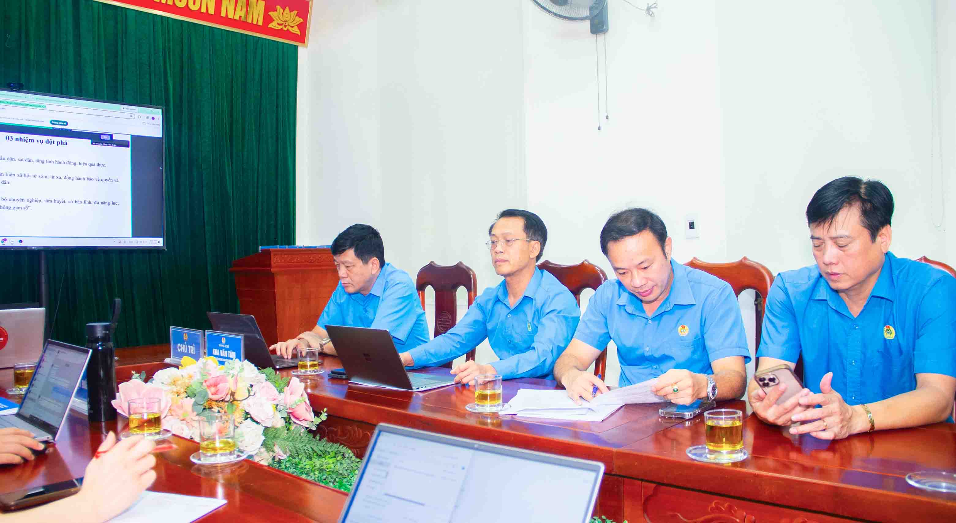 Các đại biểu tham dự hội nghị tại điểm cầu Liên đoàn Lao động tỉnh Nghệ An. Ảnh: Duy Chương