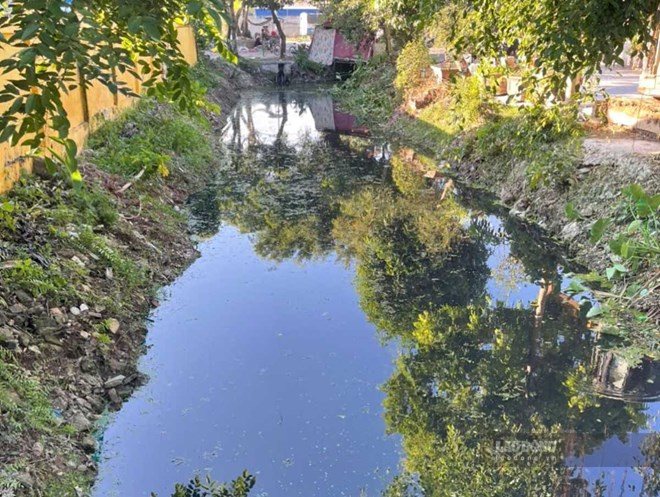Cleaning up and clearing the flow of the An La canal after the reflection of Lao Dong Newspaper. Photo: Ha Vi