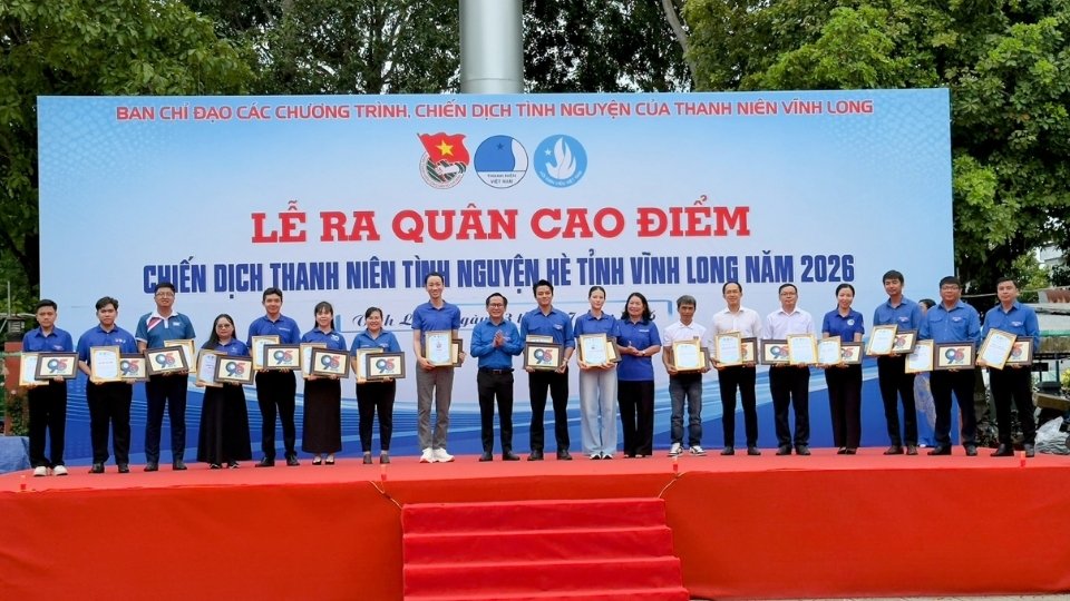 Representatives of the Standing Committee of Vinh Long Provincial Youth Union express gratitude to sponsors and volunteer ambassadors accompanying the 2026 Summer Youth Volunteer Campaign. Photo: Hoang Loc