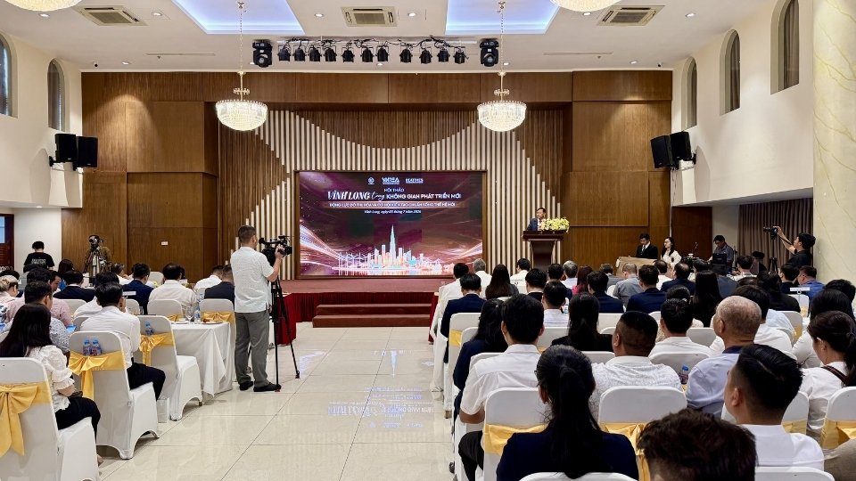 Quang cảnh hội thảo Vĩnh Long trong không gian phát triển mới, động lực đô thị hoá và cơ hội kiến tạo chuẩn sống thế hệ mới. Ảnh: Hoàng Lộc
