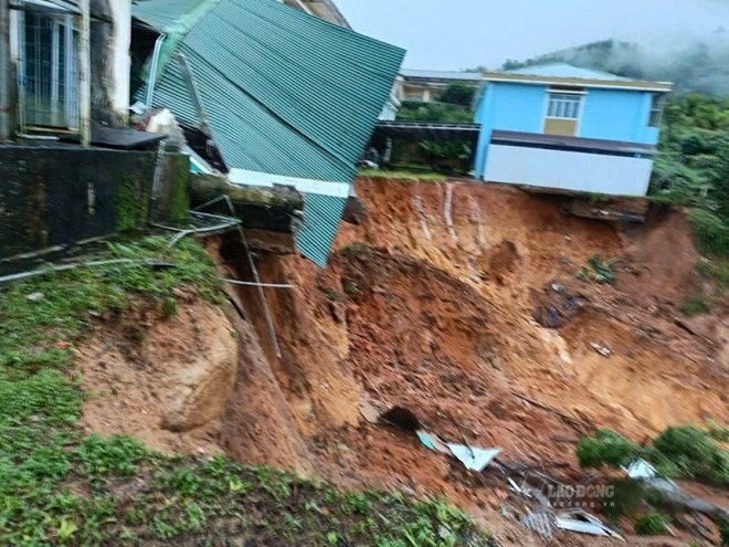 Serious landslide at Km 8+200 on the DH83 route, causing traffic disruption into Son Tay Ha commune, Quang Ngai province in November 2025. Photo: Vien Nguyen