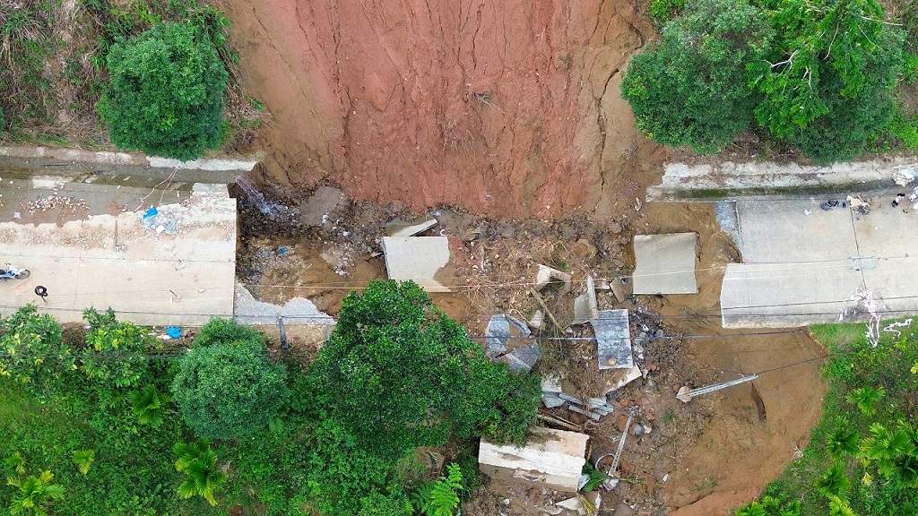 Serious landslide at Km 8+200 on the DH83 route, causing traffic disruption into Son Tay Ha commune, Quang Ngai province in November 2025. Photo: Vien Nguyen