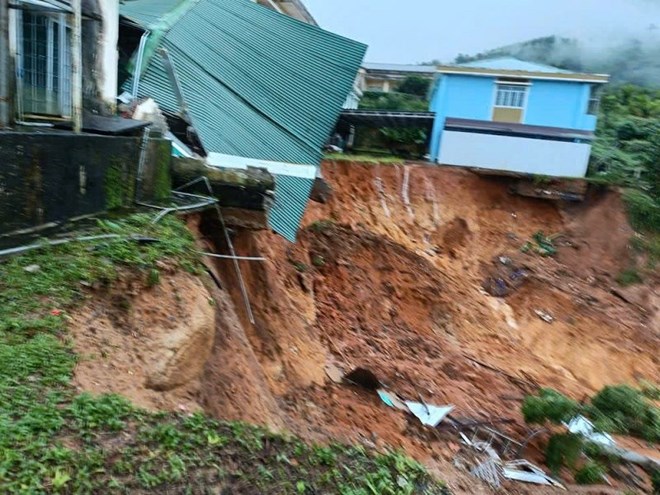Sạt lở nghiêm trọng tháng 11.2025 tại Trường phổ thông Dân tộc bán trú tiểu học và THCS Sơn Long, xã Sơn Tây, Quảng Ngãi. Ảnh: UBND xã Sơn Tây