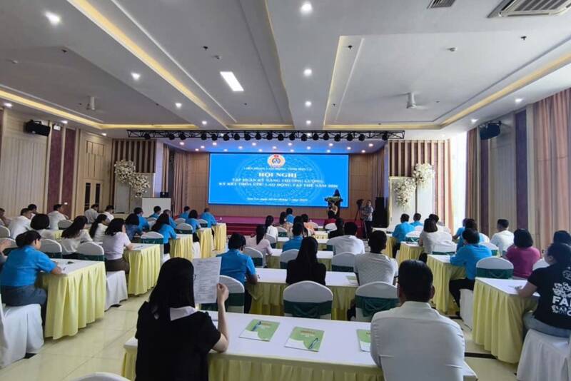 Training conference on negotiation and signing of collective labor agreements in 2026 organized by the Son La Provincial Labor Federation. Photo: Son La Provincial Labor Federation