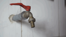水道水が滴り落ち、チュオンニンコミューンの数百世帯が暑い時期に生活用水不足に陥っています。写真:タイン・チュン