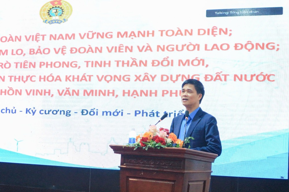 El Sr. Ngo Duy Hieu - Subsecretario Permanente del Comité del Partido, Vicepresidente Permanente de la Confederación General del Trabajo de Vietnam presentó el tema especial 2: Implementación exhaustiva de la Resolución del XIV Congreso del Sindicato de Vietnam; directivas importantes en el discurso del camarada Secretario General, Presidente del Estado en el XIV Congreso del Sindicato de Vietnam. Foto: Quynh Chi