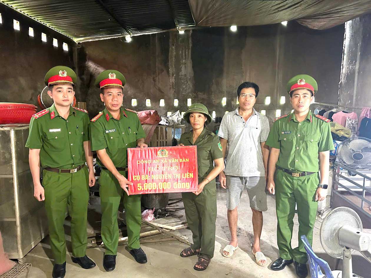 La police de la commune de Van Ban a remis une aide de 5 millions de dongs à Mme Nguyen Thi Lien, une femme âgée en situation particulièrement difficile. Photo: Police de Lao Cai