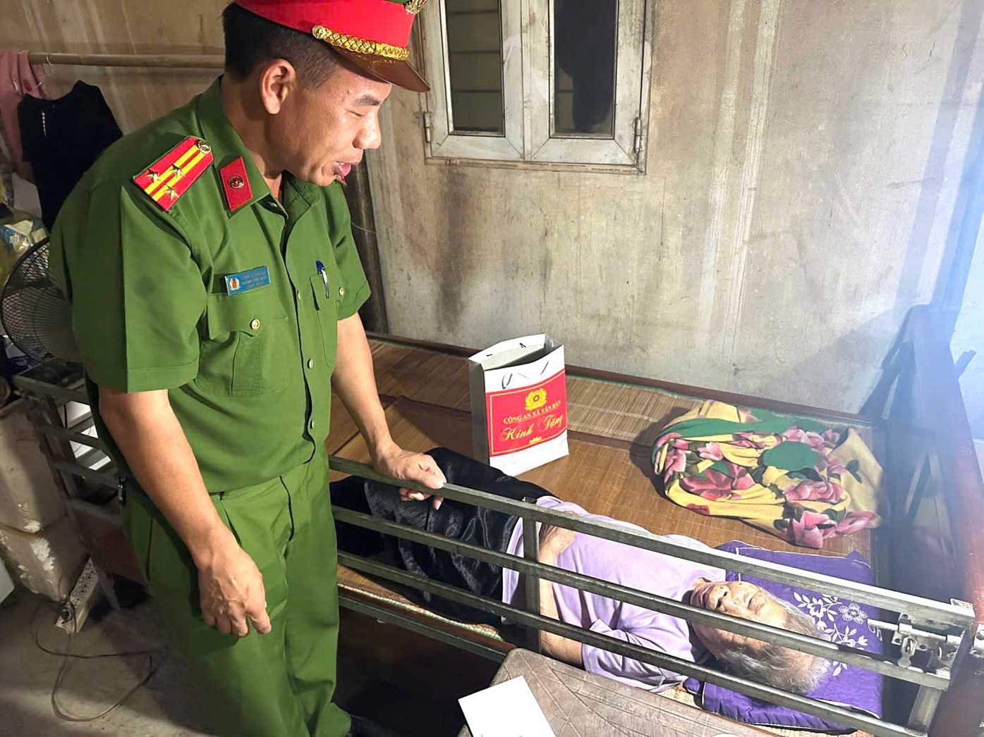 Công an xã Văn Bàn thăm hỏi, động viên cụ bà Nguyễn Thị Liên. Ảnh: CA Lào Cai