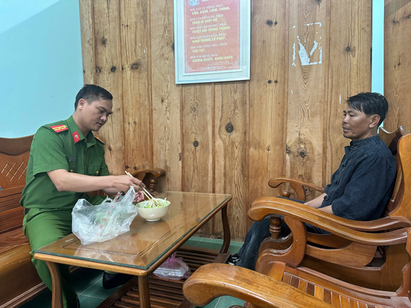 Le major Nguyễn Văn Hạnh, chef de la police de la commune de Tu Mơ Rông, apporte des vermicelles de riz au petit-déjeuner à M. Toán après plusieurs jours où il s'est perdu. Photo: Bá Thanh