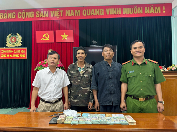 Ông Trần Quốc Huy (áo trắng), Chủ tịch UBND xã Tu Mơ Rông tham gia lễ bàn giao công dân thất lạc và tài sản cho người nhà ông Toán (áo đen). Ảnh: Bá Thanh