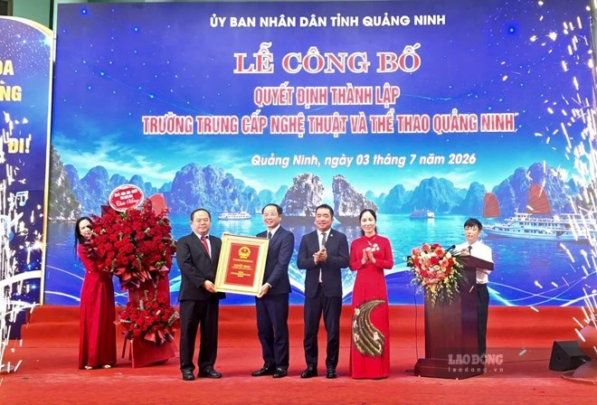 El secretario del Comité del Partido Provincial de Quang Ninh, Quan Minh Cuong (izquierda), entrega la Decisión de establecimiento de la Escuela Secundaria de Arte y Deportes de la provincia de Quang Ninh a la Junta Directiva del Departamento de Cultura, Deportes y Turismo de la provincia de Quang Ninh. Foto: Nguyen Hung