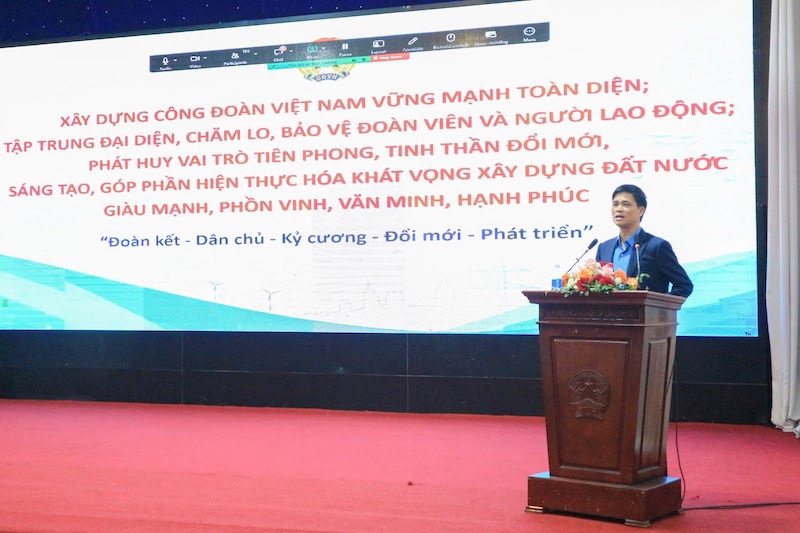 Mr. Ngo Duy Hieu - Standing Deputy Secretary of the Party Committee, Standing Vice President of the Vietnam General Confederation of Labour presented the topic 2: Thoroughly implementing the Resolution of the 14th Vietnam Trade Union Congress. Photo: Quynh Chi
