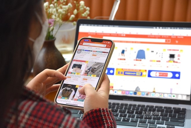 Groups selling goods, brokering, connecting transactions through digital platforms, technology applications... are proposed to be included in the compulsory social insurance participation category. Photo: Luong Hanh