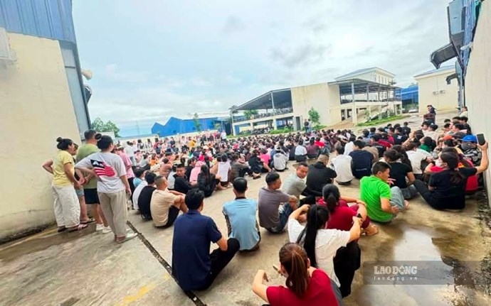 Hundreds of workers of Long Yi Vietnam Footwear Co., Ltd. have returned to work after 1 day of collective work stoppage. Photo: Kim Dung