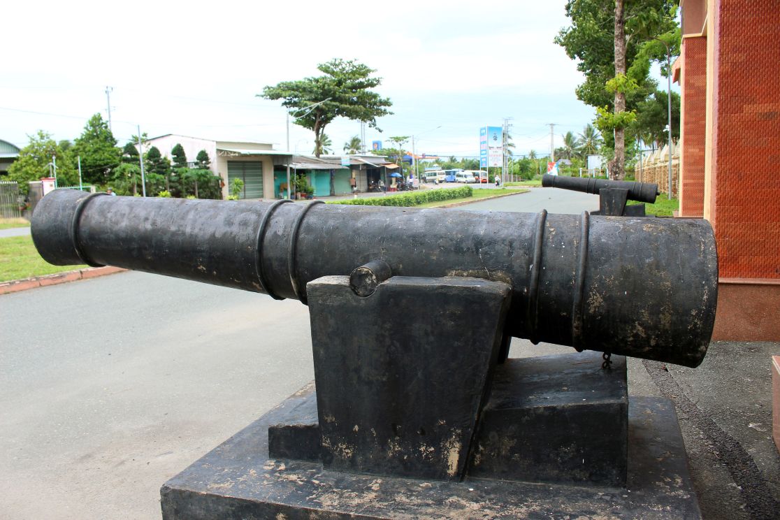 Hai khẩu đại pháo xưa được bày trí ngay cổng chính di tích. Ảnh: Thanh Mai