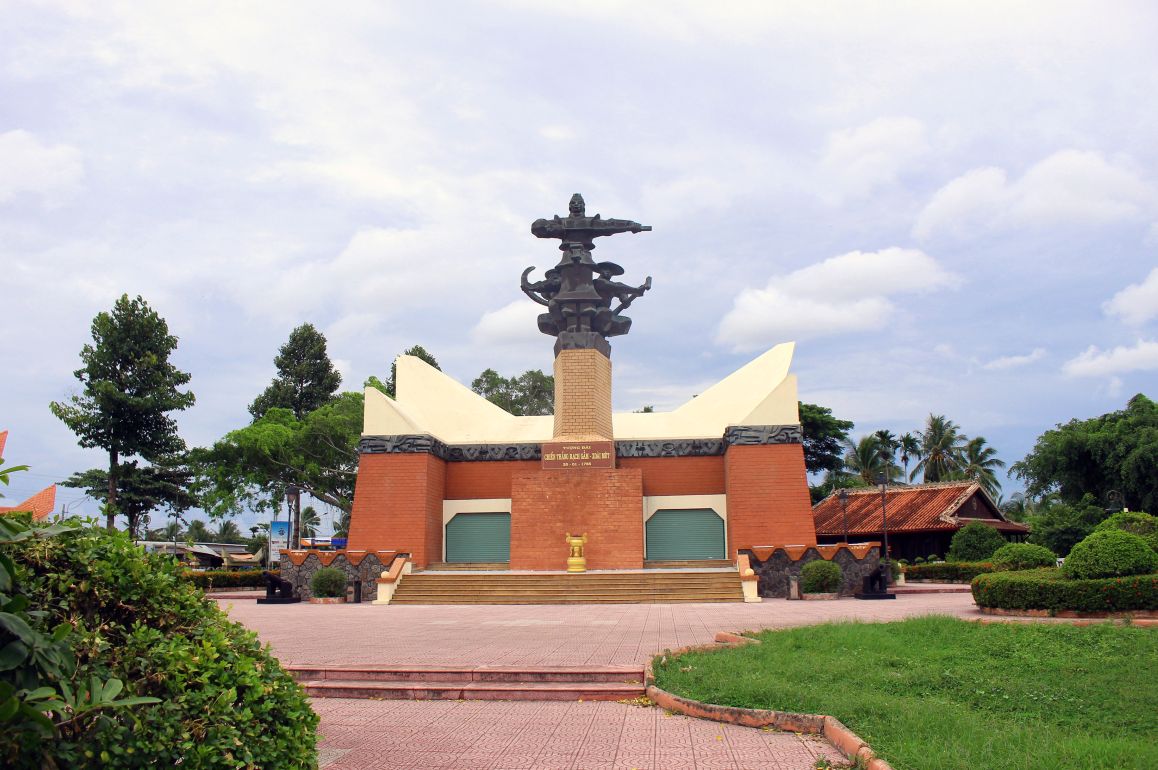 Tượng đài trung tâm khu di tích. Ảnh: Thanh Mai