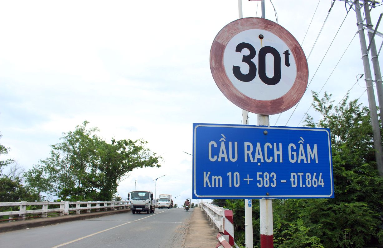 Cầu Rạch Gầm nằm cạnh di tích. Ảnh: Thanh Mai