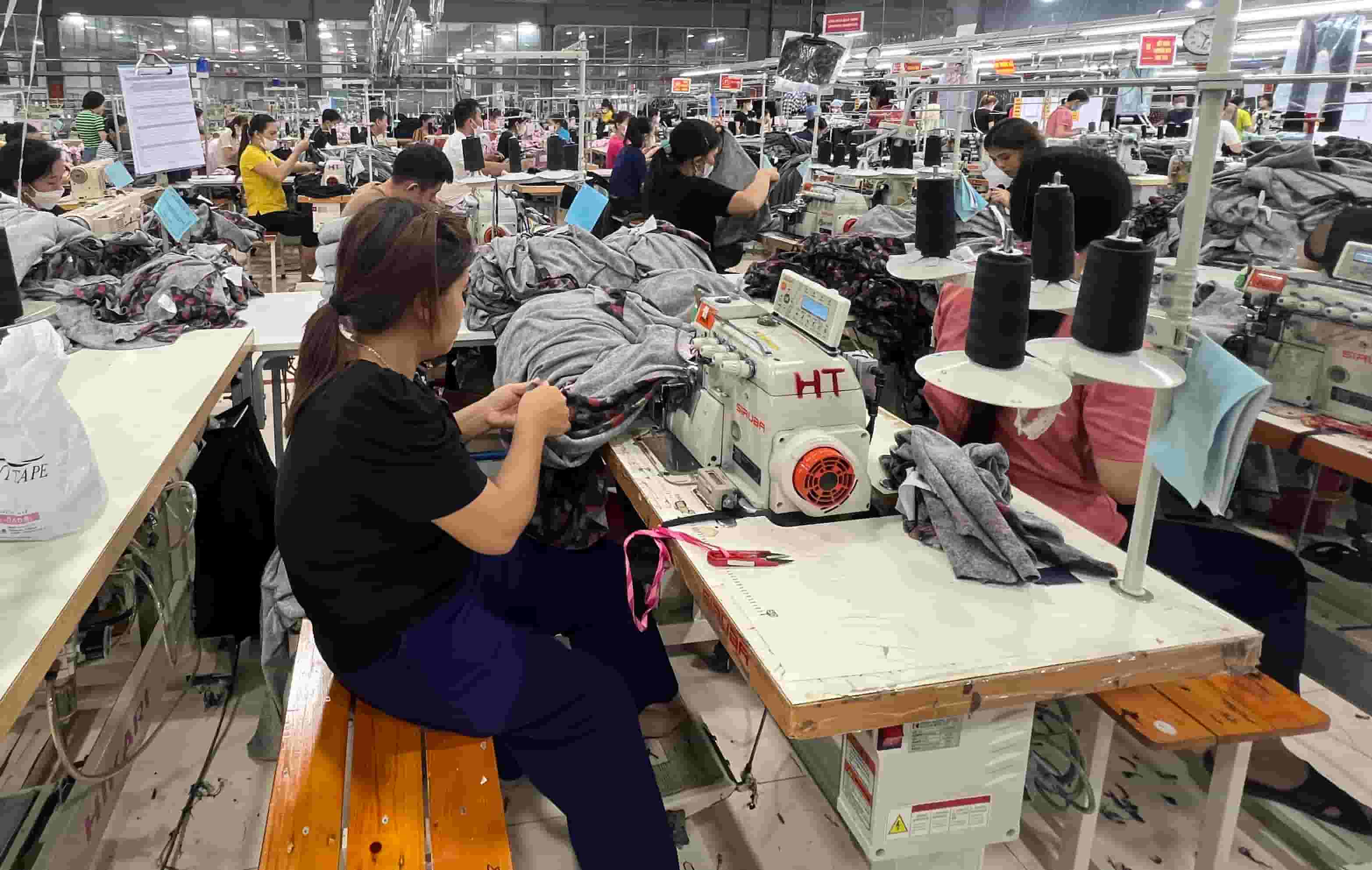 Increasing the minimum wage, workers expect to increase allowances and subsidies. Photo: Minh Huong.