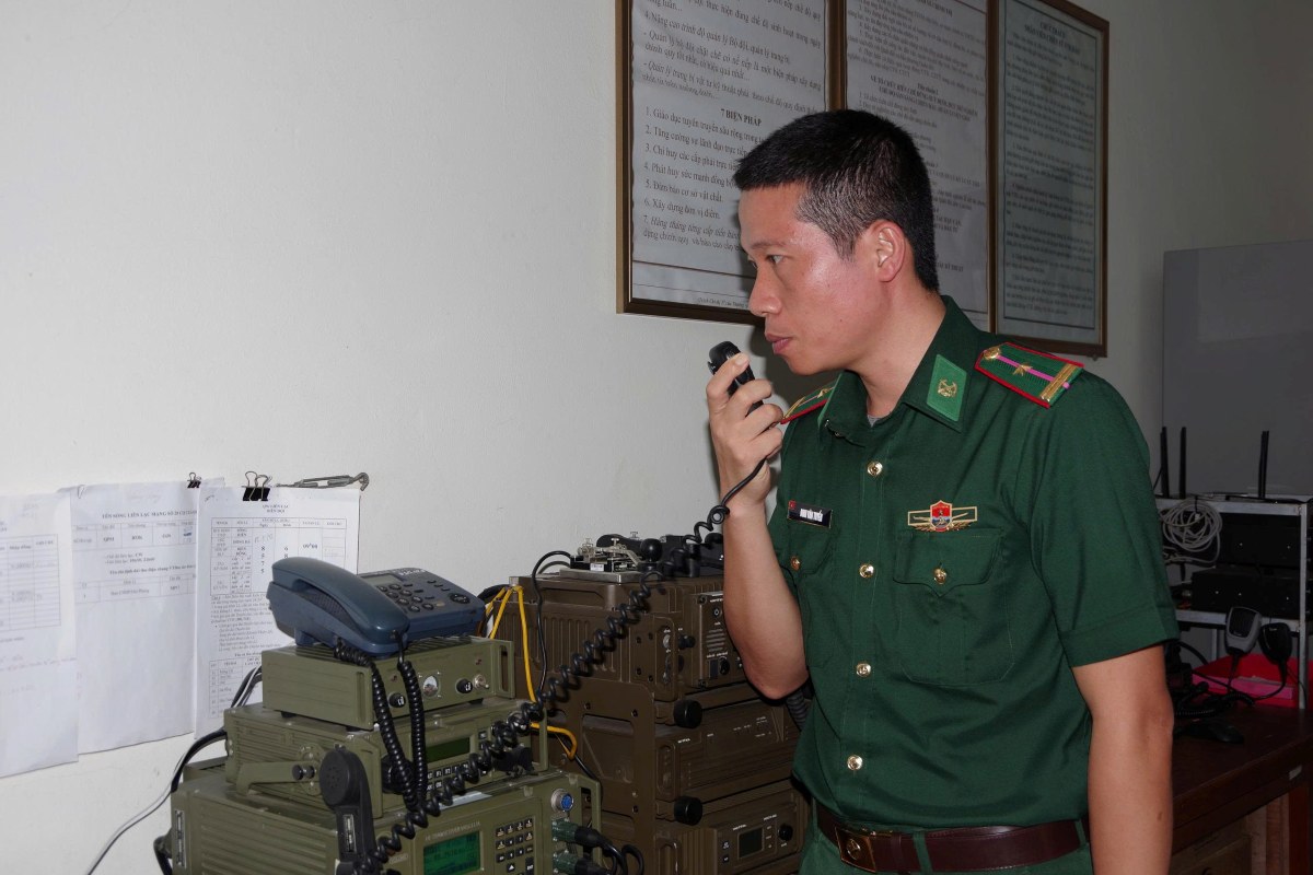 Bộ đội Biên phòng thành phố Hải Phòng thông báo cho các phương tiện biết hướng di chuyển của bão thông qua hệ thống đài canh. Ảnh: Lê Ngọc Thắng