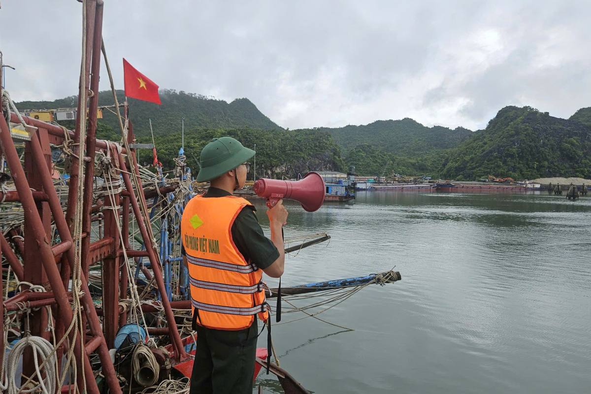 Hai Phong Border Guard soldiers broadcast loudspeakers to propagate to vehicles to avoid storm shelters. Photo: Le Ngoc Thang
