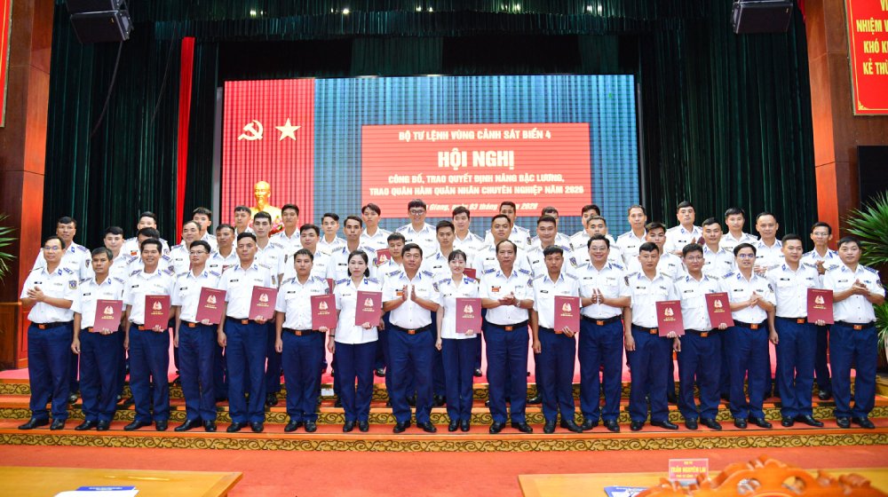 Heads of Coast Guard Region 4 Command and commanders of agencies and units take photos with professional soldiers who were promoted and promoted to military ranks in 2026. Photo: Duc Thai