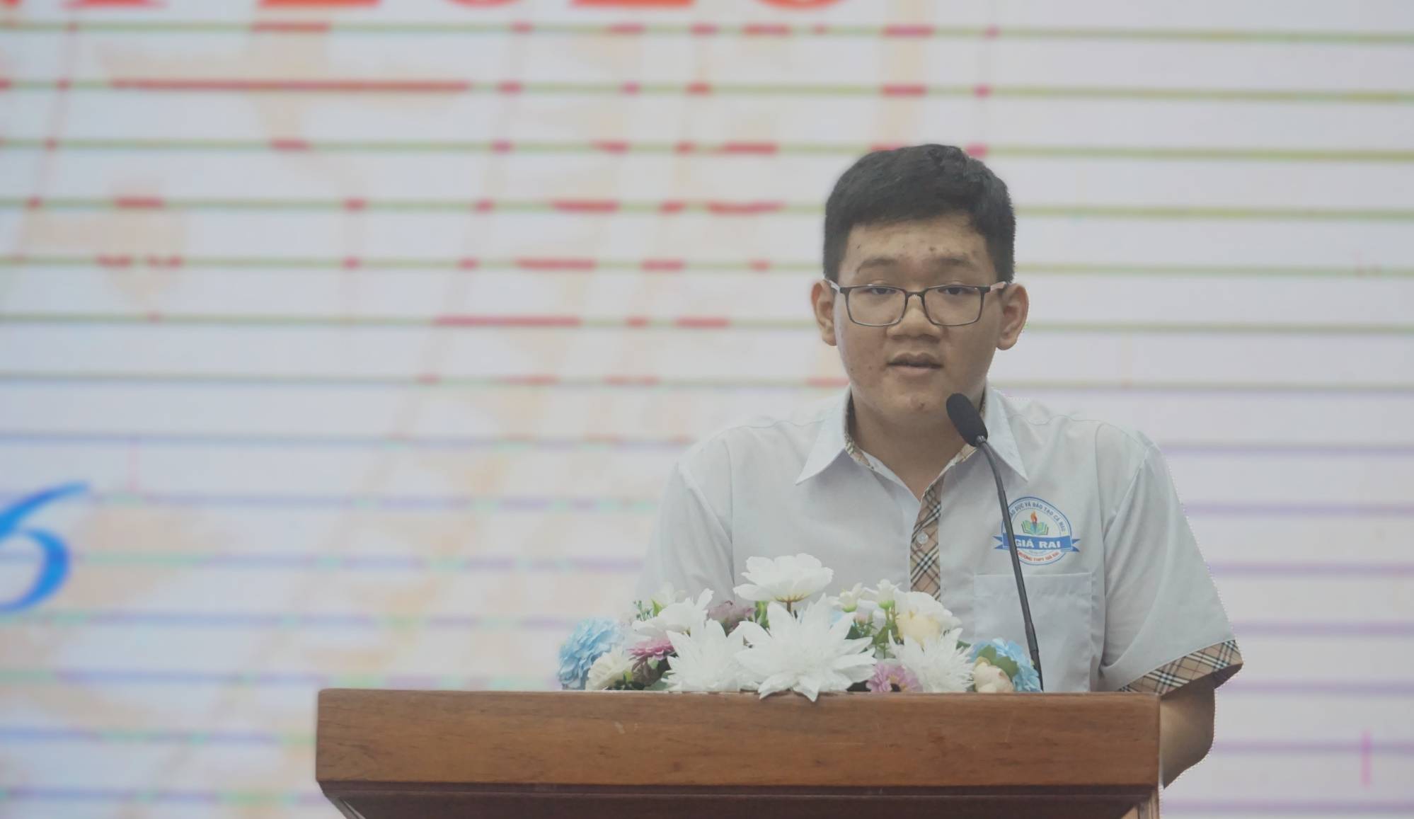 Em Bùi Lê Hà Nhân chia sẻ ước mơ của mình tại lễ tuyên dương. Ảnh: Nhật Hồ.