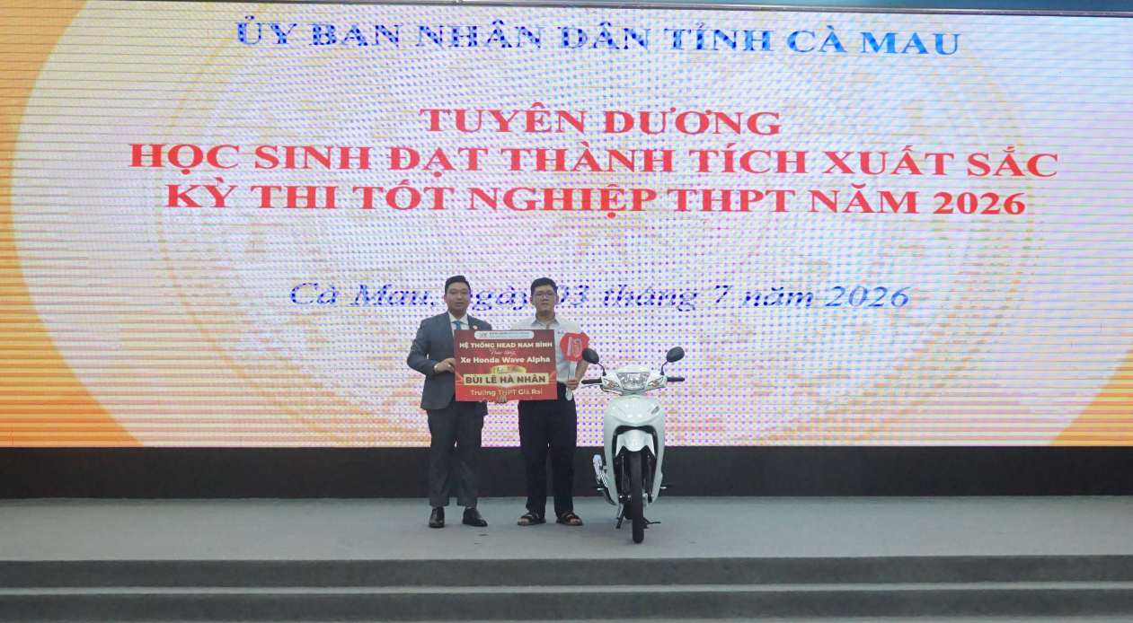 Phần thưởng cho thủ khoa là chiếc xe máy của nhà tài trợ cùng học bỗng và những món quà khác. Ảnh: Nhật Hồ.